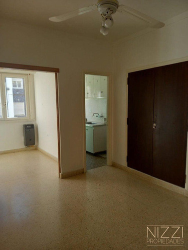 Imagen 3 de 11 de 1 1/2 Amb Calle En Centro - Ref: 1623