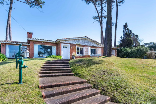 Venta Casa De 5 Dormitorios A Metros Del Mar, San Rafael, Punta Del Este.