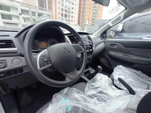 Imagen 6 de 9 de Mitsubishi L200 2018 4x2 Sincrónico