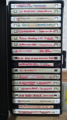 Coleção De 26 Fitas Cassette (k7) Músicas Alemã + Estojo Box (Usado)