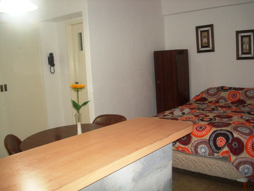 Imagen 7 de 12 de Vende Ambiente Lateral Zona Plaza Colón Retasado
