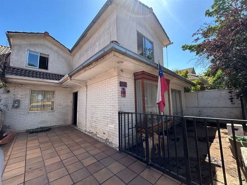 Casa En Venta De 7 Dorm. 3 Baños En Peñalolén