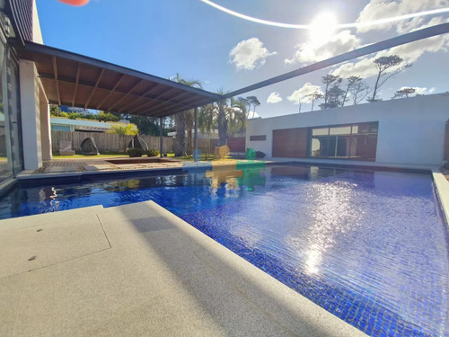 Casa De Lujo En Venta Y Alquiler, Barrio Privado, En Primera Línea, Manantiales - Ref : Eqp3447