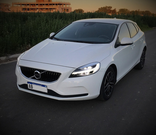 Volvo V40 T4 2.0 Turbo 2017 High Plus At 190 Hp