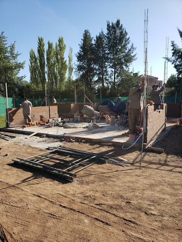Casa De Tres Ambientes - Excelente Oportunidad - A Construir En Ladrillos Y Hormigón - Sin Anticipo