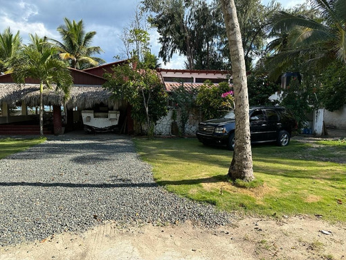 Solar En Los Guayacanes Con Todos Sus Documentos Al Día Y Acceso A La Playa.