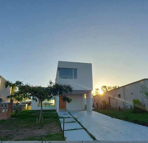 Casa De 180m2 A Estrenar-excelente Calidad Constructiva - Santa Elena- Pilar Del Este