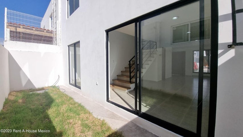 Casa En Venta En El Refugio Querétaro. Sr