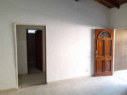 Casa Tipo Ph 3 Ambientes Muy Comodo En Castelar