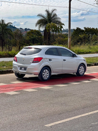 Imagem 3 de 9 de Chevrolet Onix