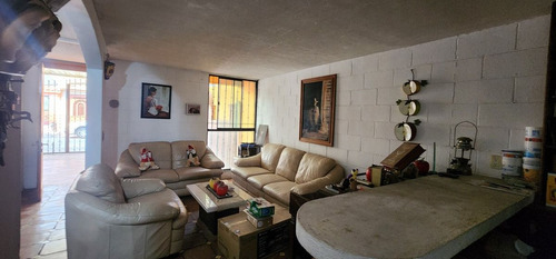 Casa De 3 Pisos Con Baño En Planta Baja Y Espacios Generosos En Villa Santin