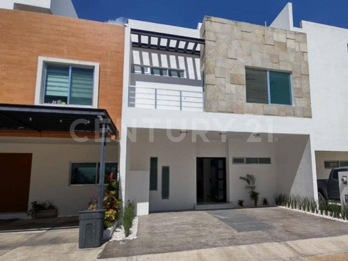 Casa En Venta En Residencial Arbolada En Cancún