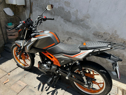 210 Cc, Color Gris Con Naranja