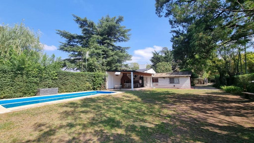 Casa En Venta, En Del Viso, Barrio Los Jazmines, Sobre La Calle Necochea Esquina Florida.