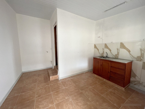 Alquiler De Hermoso Apartamento Punta De Rieles, Tipo Casita, Lugar Para 2 Autos, 1 Dormitorio, Patio, Sin Gastos Comunes, A Nuevo!! Muy Segura