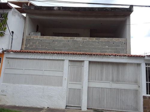 Casa En Venta Amplia , Iluminada Y Fresca Casa , Para Ser Renovada A Tu Gusto, A Solo Una Cuadra Del Centro Comercial Ymp Muy Cerca De Vias Principales. El Remanso San Diego 24-11287