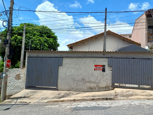 Casa Com 3 Quartos Um Suíte,  Sala , Garagem Para 8 Carros..