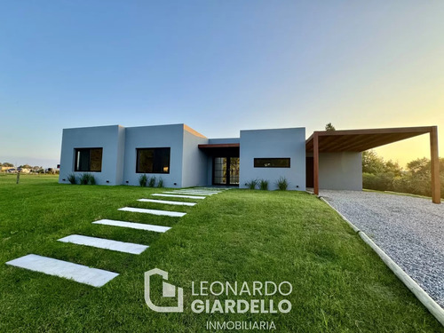 Colonia, Barrio Sheraton - Casa A Estrenar De 3 Dormitorios, Piscina Y Barbacoa