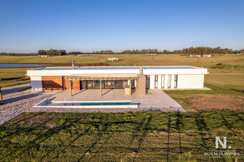 Casa De Lujo Que Ofrece Comodidad Y Amplitud En Un Entorno Natural Y Sereno En Laguna De Los Cisnes