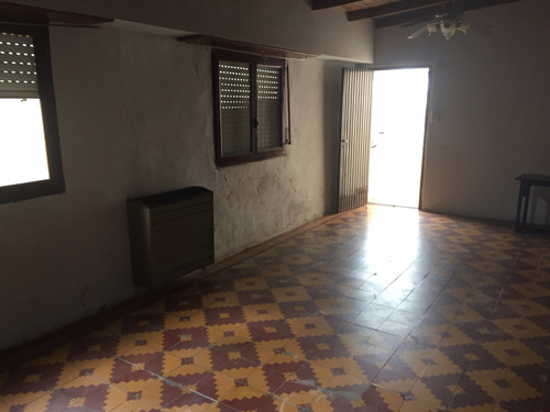 Venta Casa 2 Dormitorios Balcarce Con Cochera