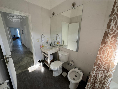 Casa En Venta En Colonia Del Sacramento Sobre Rambla Costanera, Barrio Sheraton