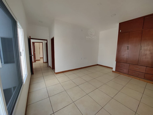 Casa En Venta De 2 Niveles En Col. Empleado Postal Con Alberca Apta A Créditos