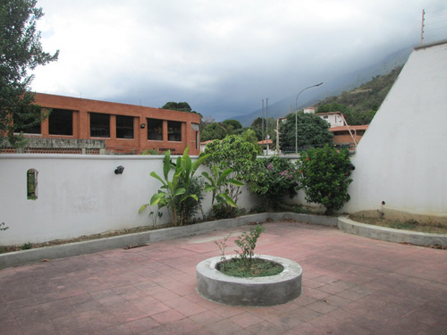 Venta - Quinta Para Remodelar Pero Mantenida. Precio Bajado!! - 463 Mts2. Terreno 525 Mts. 6 Hab. 5 Baños. 4 Estc. Parte Alta Muy Cerca De La Cota Mil - El Marques - Mun. Sucre