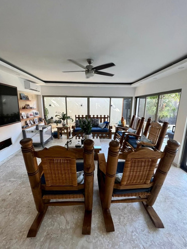 Casa En Los Cacicazgos En Venta, Santo Domingo