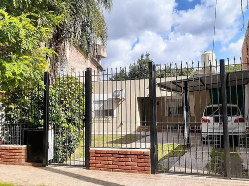 Casa En Venta En Ricardo Rojas En Muy Buen  Estado.