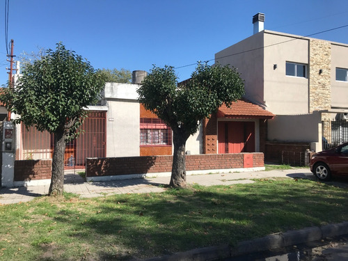 Casa En Bonito Barrio Con Terreno Amplio (financia 50%)