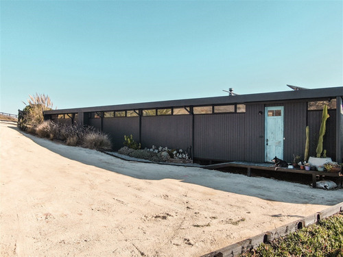 Casa En Venta En Pichilemu, Con Gran Vista Al Mar