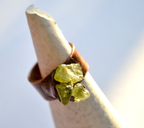 Imagen 4 de 7 de Anillo Piedra Preciosa Peridoto Y Cobre, Joyas De Autor