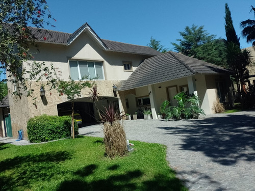 Casa En Venta De 3 Dormitorios C/ Cochera En El Lauquen
