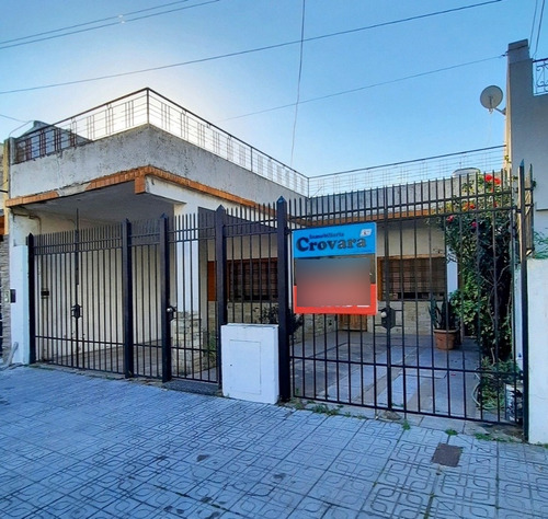 Venta - Casa 3 Ambientes C/ Depto. 3 Amb Con Cochera Y Fondo Libre