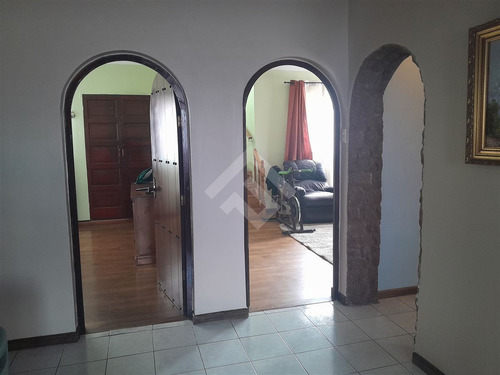 Casa En Venta De 4d Y 3b En Sector Valencia, Quilpué