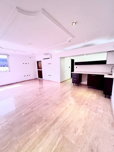 Amplia Casa Bote En Alquiler Con Muelle. Rosa Maria Evergreen