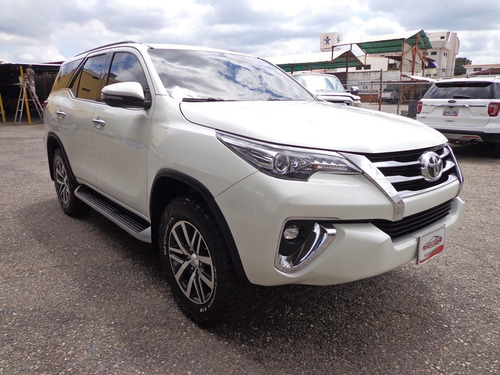 Imagen 3 de 11 de Toyota Fortuner Dubai Vxr 2019 V6 4x4 Automático