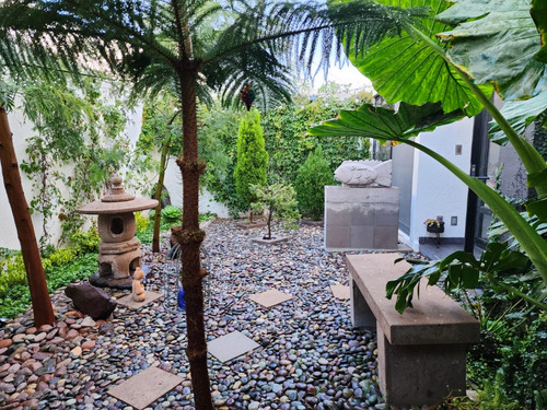 Casa En Venta Con Espacios Amplios (trato Directo)