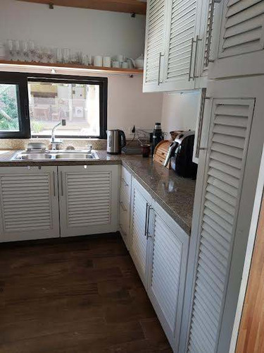 Casa En Alquiler Temporario De 3 Dormitorios C/ Cochera En Pinares