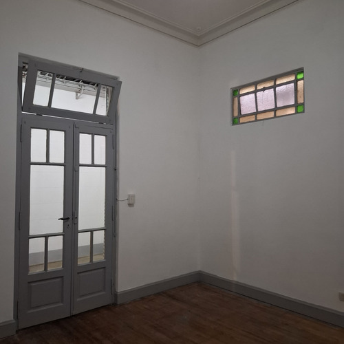 Amplio Departamento De 2 Habitaciones En Planta Baja Con Patio Y Techos Altos, Excelente Ubicación En La Ciudad De Buenos Aires. Perfecto Acceso A Transporte