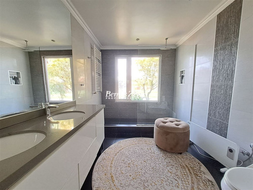 Casa En Venta, 4 Dormitorios 4 Baños, Sala De Estar La Reina