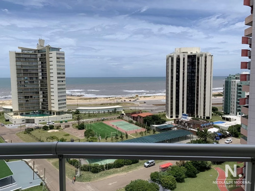 Vende Apartamento De 3 Dormitorios En South Beach, Punta Del Este 