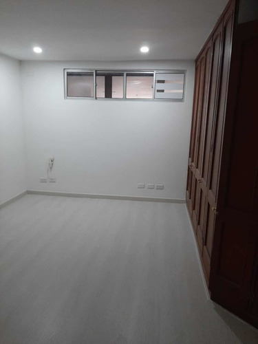 Imagen 3 de 9 de Arriendo Apartamento Barrio Santa Bárbara 2 Parqueaderos
