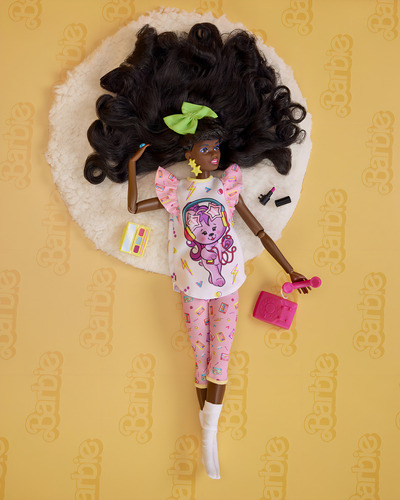 Boneca Barbie, cabelo preto encaracolado, festa de pijama para 8