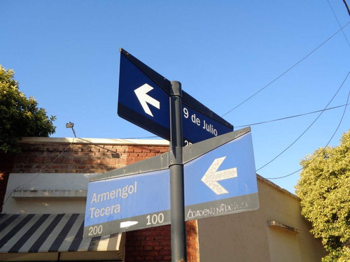 Barrio Alberdi - Excelente Local Comercial De Categoría, Externo En Esquina, Amplio Y Luminoso Con Vidrieras, 2 Baños Y Cocina Separada