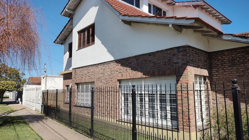 Casa En Venta - 4 Dormitorios 3 Baños - Cocheras - 350mts2 - Quilmes Oeste
