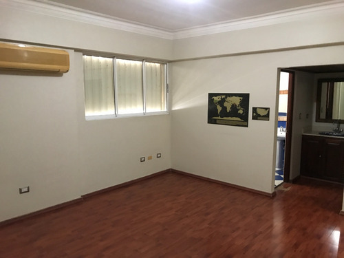 Alquiler - Apto. Amueblado - 5to. Nivel - 3 Habitaciones - Los Cacicazgos