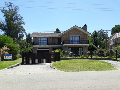 Casa En Venta De 4 Dormitorios En Jardines De Cordoba