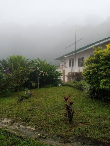 Casa En Ambiente Neblinoso De Montaña En El Punto Mas Alto ( 1000 Msnm) De La Sierra Oriental De Valle Guanape Entre Los Estados Anzoátegui Y Miranda