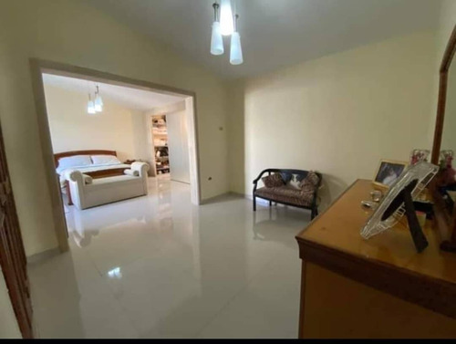 Imagen 4 de 8 de Casa Remodelada En La Urb. Trigal Norte.